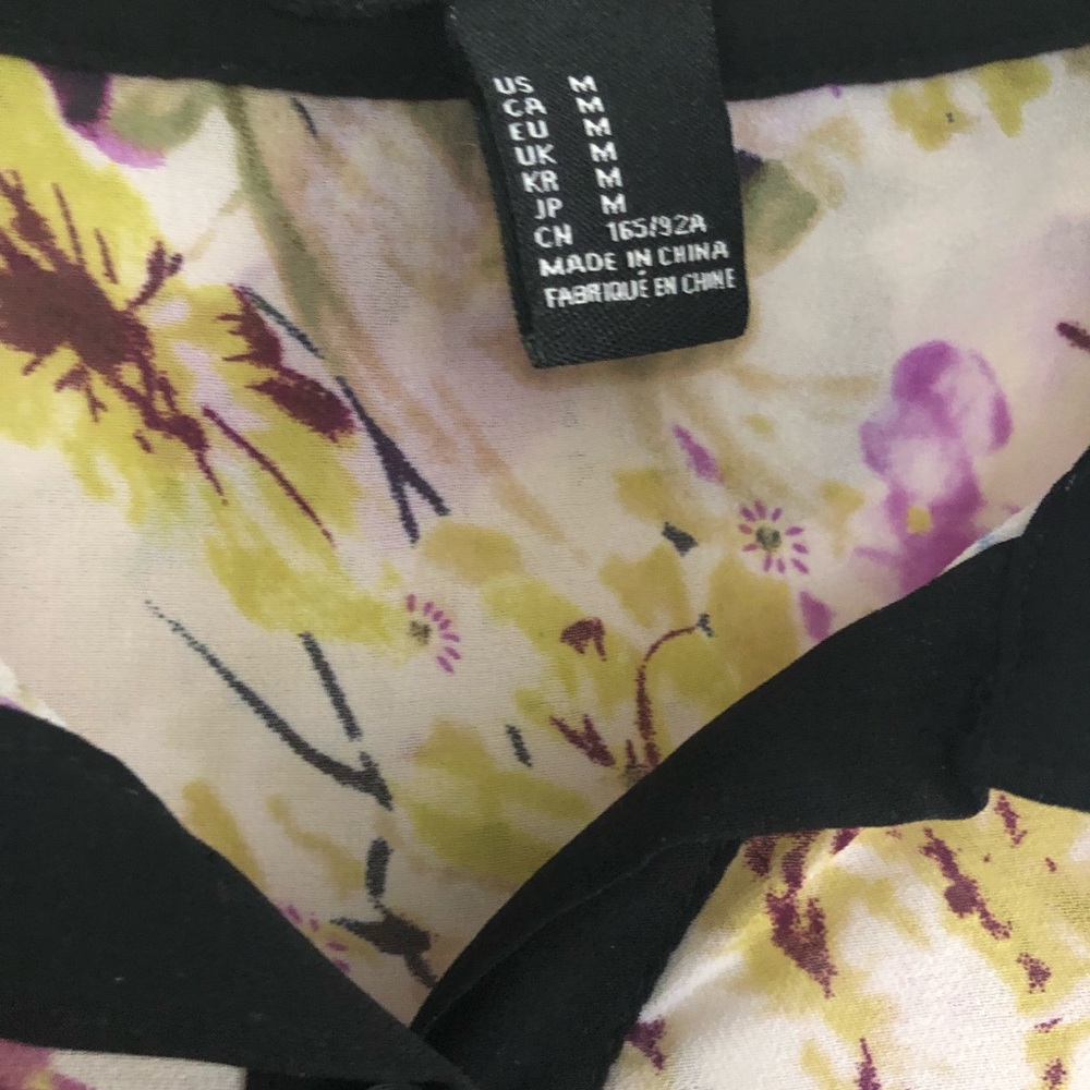 Forever 21 Womens Blouse Size Medium White Black Purple Floral Button Up Top - Picture 4 of 4